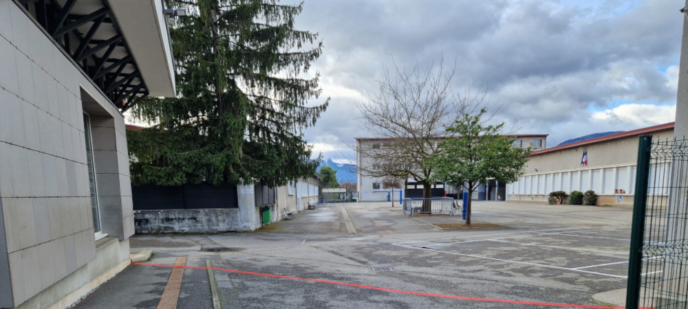 Cours de l'école Jean Jacques Rousseau quasi entièrement bétonnée avec très peu d'arbres