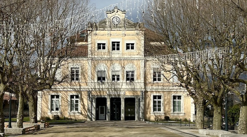 Mairie de Domène vue depuis la place Stalingrad